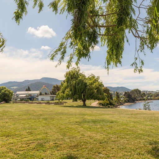 Riverfront Motel & Villas